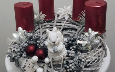 Adventkranz in Rot-Weiß